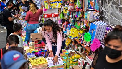 Padres de familia compran útiles escolares en Ciudad de México por el regreso a clases presenciales la próxima semana.