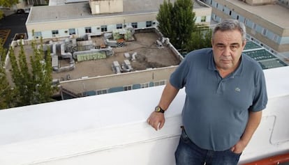 Ignacio Sánchez, ante las instalaciones de climatización del hospital Gregorio Marañón.