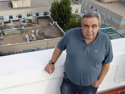 Ignacio S&aacute;nchez, ante las instalaciones de climatizaci&oacute;n del hospital Gregorio Mara&ntilde;&oacute;n. 