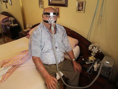 José Oti, en su casa, conectado al respirador eléctrico que le acompaña a diario.