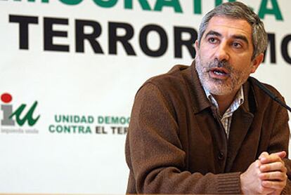 El líder de IU, Gaspar Llamazares, hace ayer balance de los resultados electorales.