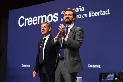 El presidente del PP, Pablo Casado y el expresidente de Francia Nicolas Sarkozy, durante la mesa titulada ‘La sociedad abierta y sus enemigos’, en el marco de la tercera jornada de la Convención Nacional del PP, este miércoles, en Madrid (España).