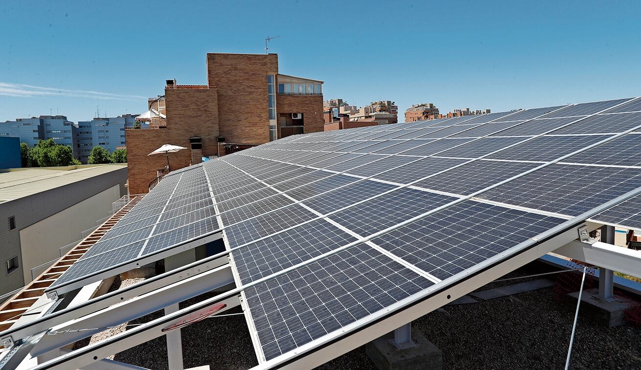 Paneles solares en la azotea de un edificio de viviendas en Madrid.