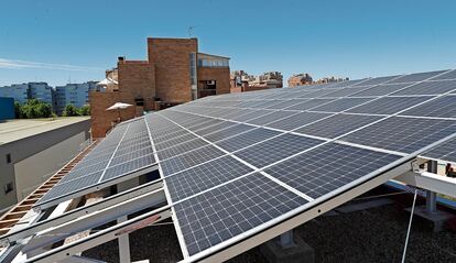 Paneles solares en la azotea de un edificio de viviendas en Madrid.