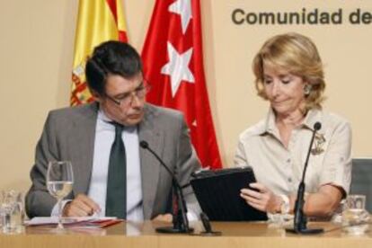La presidenta de la Comunidad de Madrid, Esperanza Aguirre, junto al vicepresidente, Ignacio González, durante una rueda de prensa.