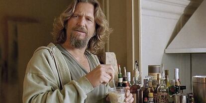 Jeff Bridges, en El gran Lebowski, se prepara un Ruso Blanco.