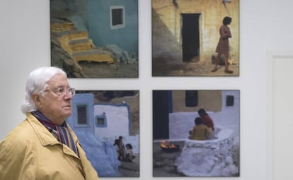 Carlos P&eacute;rez Siquier, ante varias de sus fotograf&iacute;as en el museo que lleva su nombre. 