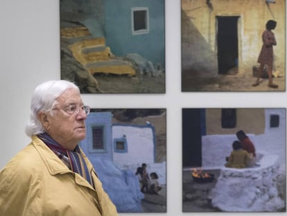Carlos Pérez Siquier, ante varias de sus fotografías en el centro que lleva su nombre en Olula del Río, en septiembre de 2019.