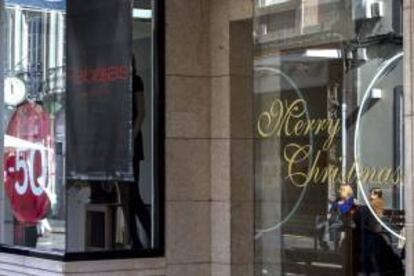 Fachada de dos comercios en el período de rebajas en Navidad. EFE/Archivo