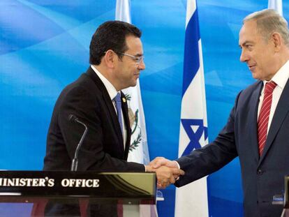 O presidente da Guatemala, Jimmy Morales, e o primeiro-ministro israelense, Benjamin Netanyahu, em Jerusalém em 2016.