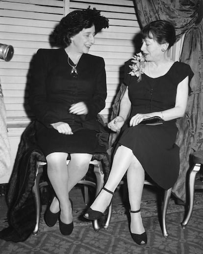 Lillian Hellman y Dorothy Parker en un acto benéfico para ayudar a los refugiados republicanos españoles en Francia.