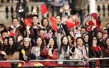 Un grupo de personas reciben al presidente chino, Xi Jinping, a su llegada a Londres.