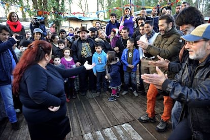 El bailaor Israel Galv&aacute;n (derecha) baila en Ris-de-Orangis, a las afueras de Par&iacute;s.