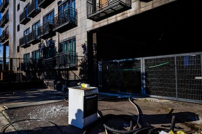 En los alrededores del complejo Aragón Suites se concentran desperdicios y electrodomésticos inservibles, que nadie recoge.