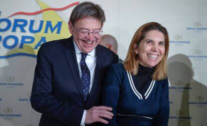El presidente valenciano Ximo Puig, con la ingeniera Nuria Oliver, encargada de presentarlo en la conferencia celebrada hoy en Madrid.