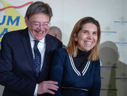 El presidente valenciano Ximo Puig, con la ingeniera Nuria Oliver, encargada de presentarlo en la conferencia celebrada hoy en Madrid.