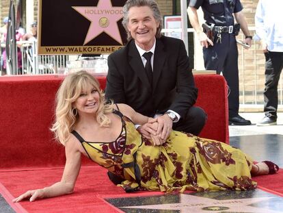 Goldie Hawn y Kurt Russell, con su estrella en el paseo de la fama de Hollywood. 