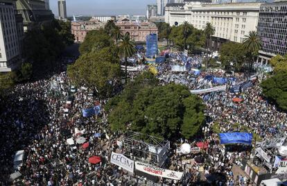 Vista panorámica de la Plaza de Mayo en el Día de la Memoria.