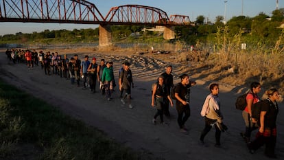 Migrantes hacen fila para ser procesados por la Oficina de Aduanas y Protección Fronteriza de Estados Unidos, en Texas, en 2023.