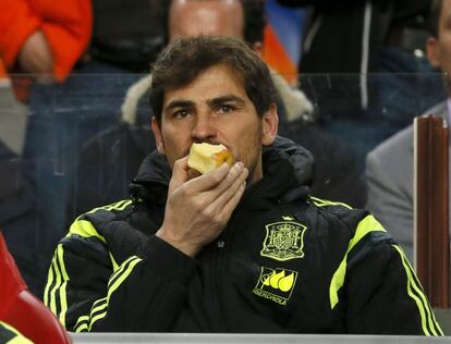 El guardameta del Real Madrid y de la selección española, Iker Casillas, en el banquillo del Ámsterdam Arena.