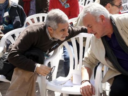 Gaspar Llamazares ( izquierda) y Cayo Lara charlan en un acto de apoyo al juez Garzón el pasado marzo.