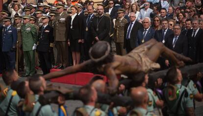 Los ministros Zoido, Cospedal, Catalá y Méndez de Vigo en una procesión de legionarios en Málaga.