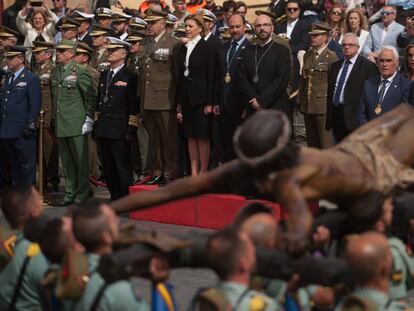 Los ministros Zoido, Cospedal, Catalá y Méndez de Vigo en una procesión de legionarios en Málaga.