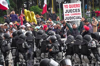 Trabajadores del Poder Judicial protestan durante la investidura presidencial de Claudia Sheinbaum, el 1 de octubre.