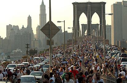 Peatones y vehículos cruzaban el puente de Brooklyn, en Nueva York, tras producirse el apagón.