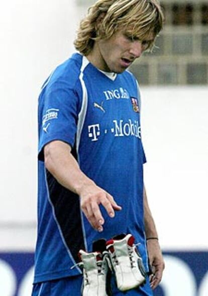 Nedved tira las botas en un entrenamiento.