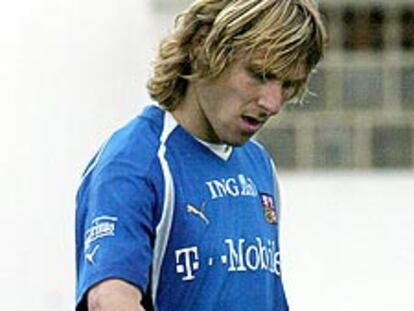 Nedved tira las botas en un entrenamiento.