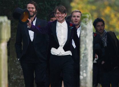 El ex componente del grupo de pop Take That, Mark Owen, se ha casado con su novia Emma Ferguson en una iglesia rural cerca de Inverness (Escocia). La acompañaban sus antiguos compañeros de banda: Howard Donald y Gary Barlow