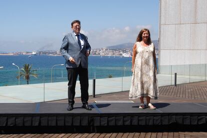 El presidente de la Generalitat valenciana, Ximo Puig, y la presidenta balear, Francina Armengol, en la terraza del Palau de Congressos de Palma, este lunes.