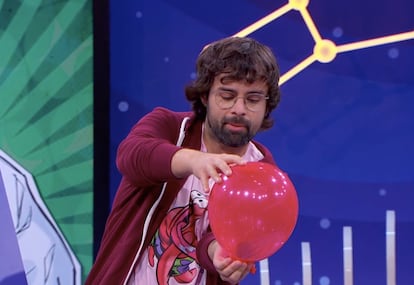 El parto explicado con un globo y una pelota de ping pong en 'Órbita Laika'.