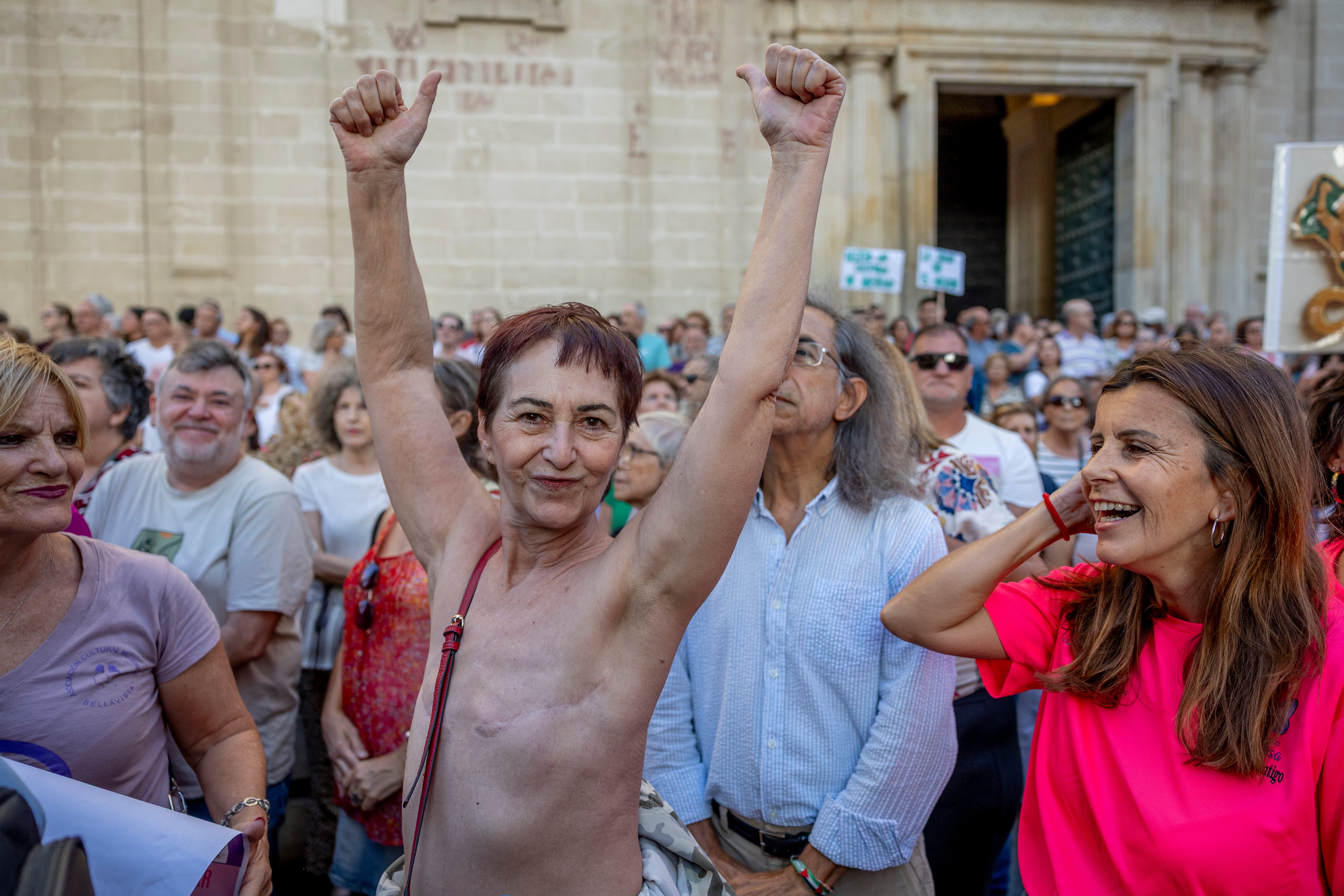 DVD1286(08/10/2025): Concetración en Sevilla por los fallos en el sistema de cribado de cáncer de mama en Andalucía. En la imagen Cora Calzada, operada de mastectomía bilateral.
FOTO: PACO PUENTES (EL PAÍS)
