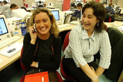 Leticia Álvarez y Rosana Lanero, en la redacción de <i>El Comercio.</i>