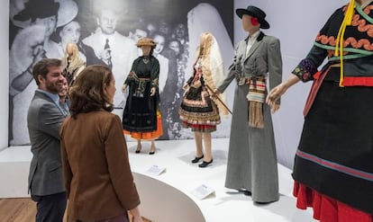 Una aspecto de la muestra con los trajes de Evita Perón.