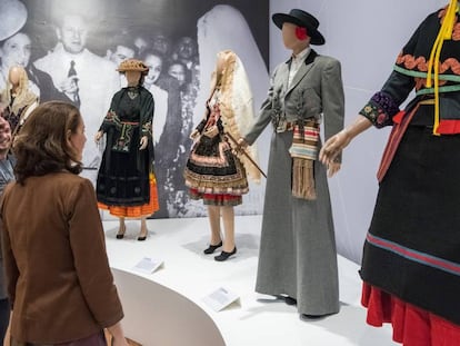 Una aspecto de la muestra con los trajes de Evita Perón.
