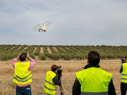 Vuelo experimental de un aerotaxi en el centro ATLAS de Villacarrillo (Jaén).