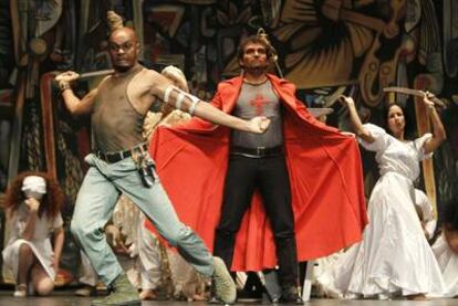 Arriba, una escena del <i>Fuenteovejuna</i> caribeño.