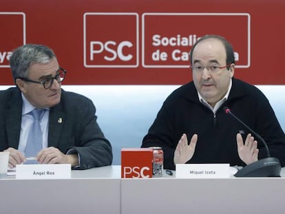 El primer secretario del PSC, Miquel Iceta (c), junto a la alcaldesa de Santa Coloma (Barcelona), N&uacute;ria Parlon, y el presidente del partido, &Agrave;ngel Ros (i).