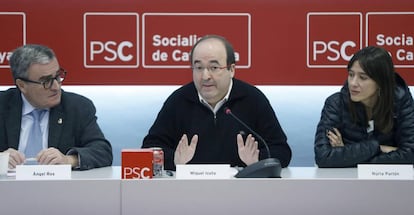 El primer secretario del PSC, Miquel Iceta (c), junto a la alcaldesa de Santa Coloma (Barcelona), N&uacute;ria Parlon, y el presidente del partido, &Agrave;ngel Ros (i).