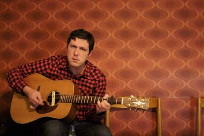 El cantautor Damien Jurado, con su inseparable guitarra acústica.
