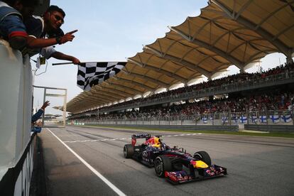 Vettel cruza primero la línea de meta.