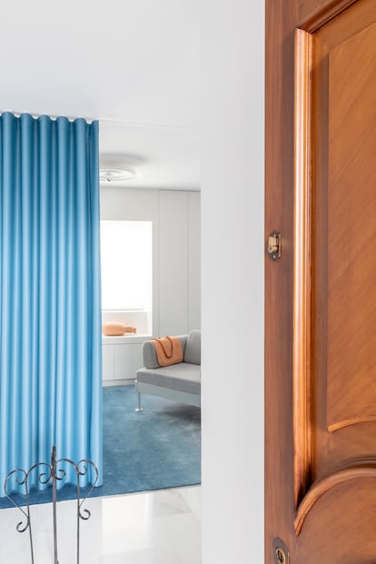 Studio Noju exploró en su proyecto Casa Triana el potencial de las cortinas para aportar versatilidad, color y carácter a un espacio sin recurrir a particiones permanentes.