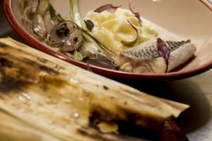 Pescado de roca cocinado en hoja de cedro a las brasas.