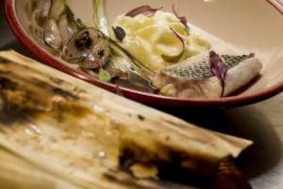 Pescado de roca cocinado en hoja de cedro a las brasas. 