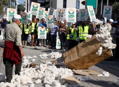 Un centenar de agricultores protesta en Sevilla por los bajos precios de sus productos.