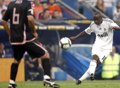 Lass dispara a portería ante Juca, desde fuera del área, en el tercer gol del Madrid.