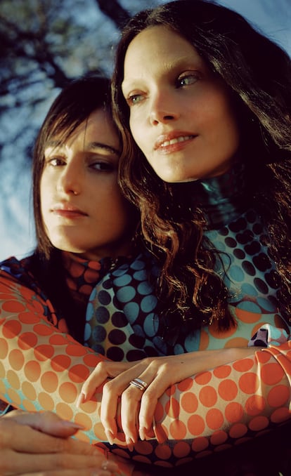 Las actrices Ana Rujas y Claudia Costafreda en la Casa de Campo, en Madrid.